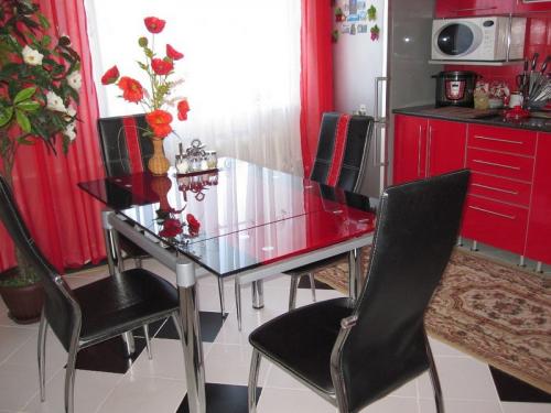 Дизайн кухни на 3 метра. Подбор цветовой палитры в отделке и мебели