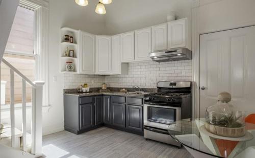 Кухонный гарнитур угловой. Угловые кухни (150 фото)