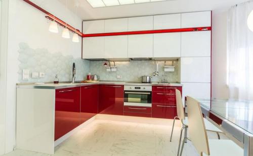 Кухонный гарнитур угловой. Угловые кухни (150 фото)