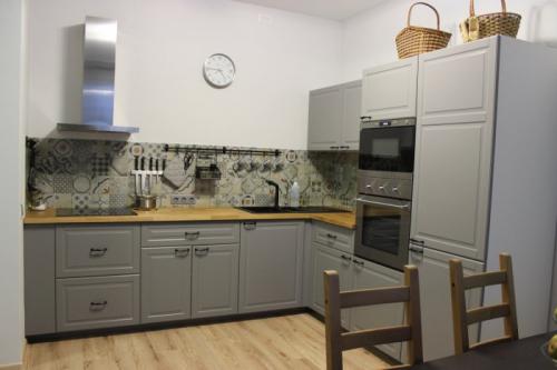 Угловой гарнитур для кухни. Угловые кухни (150 фото) 09