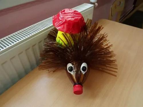 Как сделать иголки для лесного ежика из пластиковой бутылки. Поделка Ежик своими руками: 100 идей