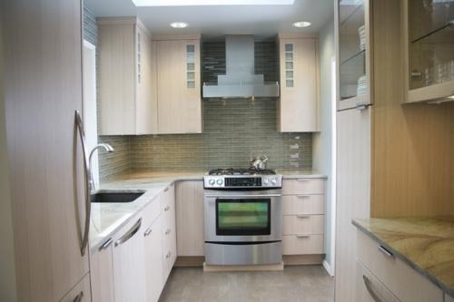 Маленькая кухня с угловой мойкой. Г-образная кухня