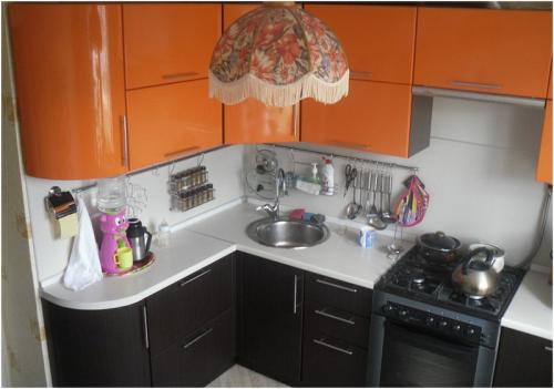 Маленькая кухня с угловой мойкой. Г-образная кухня