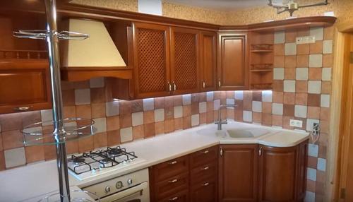 Маленькая кухня с угловой мойкой. Г-образная кухня