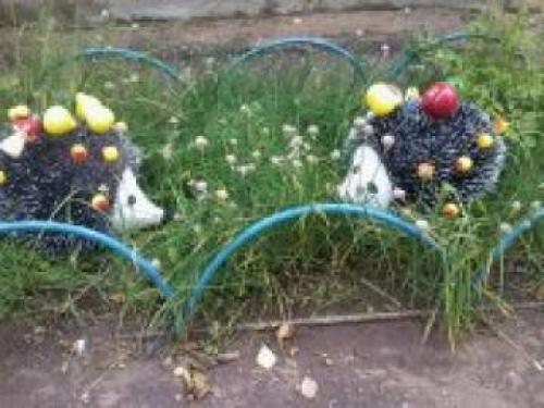 Как украсить ёжика, чтобы он выглядел более нарядно. Нарядные ежики для оформлении цветника