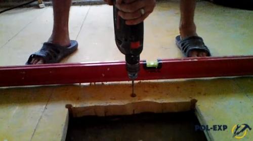 Как уложить половую доску на неровной поверхности. Выравнивание лаг