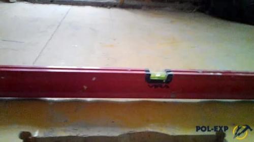 Как уложить половую доску на неровной поверхности. Выравнивание лаг