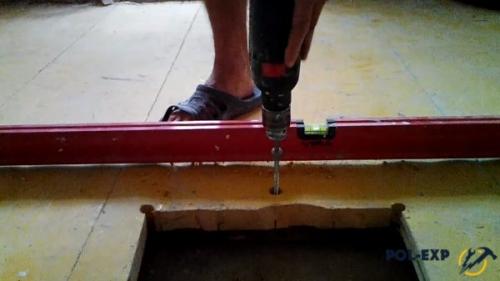 Как уложить половую доску на неровной поверхности. Выравнивание лаг