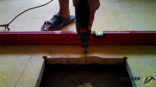 Как уложить половую доску на неровной поверхности. Выравнивание лаг