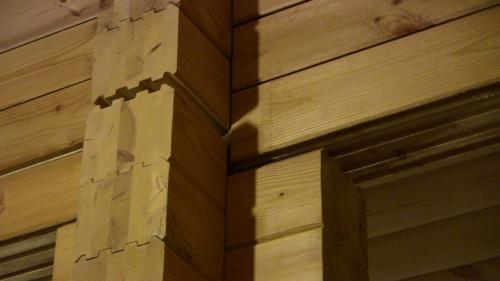 Как избежать перекосов и неровностей при укладке бруса. Ошибки при сборе стен