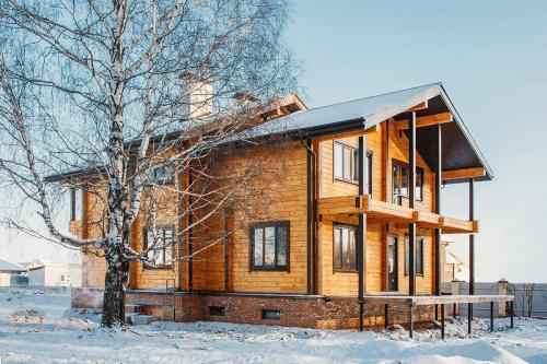 Какие нюансы нужно учитывать при эксплуатации дома из бруса в разные сезоны. Когда лучше строить дом из бруса?