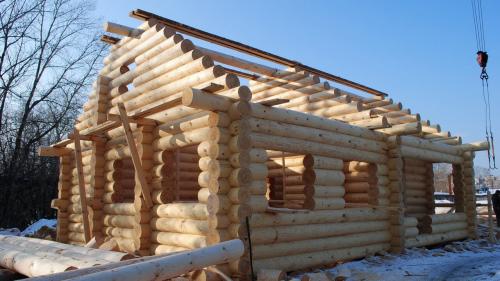 Какие преимущества и недостатки сборки сруба из бруса по сравнению с другими материалами. Дома из бревна