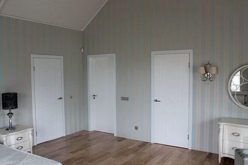 Темный пол и двери в интерьере. Идеи интерьеров, где темный пол и светлые двери