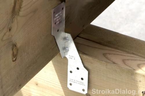 Какой оптимальный способ выравнивать и фиксировать брусья во время монтажа. Установка бруса вертикально. Крепление бруса к различным типам фундамента. Чем лучше скреплять брус между собой? Советы строителя срубов Способы крепежа бруса между собой