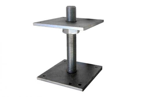 Какой оптимальный способ выравнивать и фиксировать брусья во время монтажа. Установка бруса вертикально. Крепление бруса к различным типам фундамента. Чем лучше скреплять брус между собой? Советы строителя срубов Способы крепежа бруса между собой