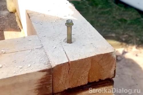 Какой оптимальный способ выравнивать и фиксировать брусья во время монтажа. Установка бруса вертикально. Крепление бруса к различным типам фундамента. Чем лучше скреплять брус между собой? Советы строителя срубов Способы крепежа бруса между собой