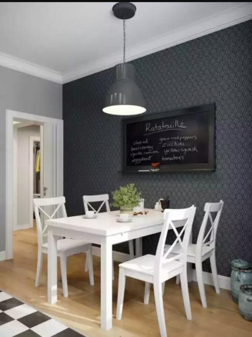 Акцентная стена с дверью.  Оформление с помощью обоев