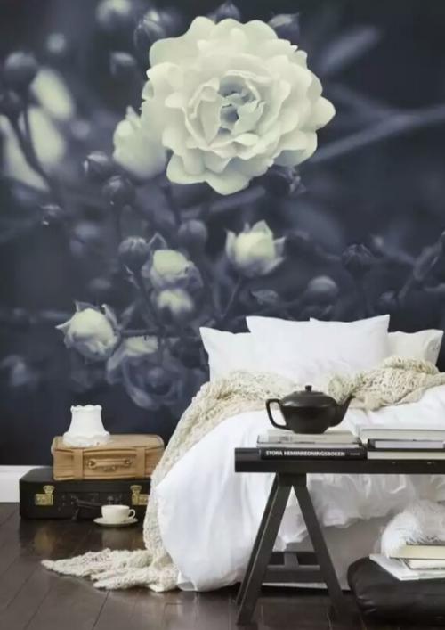 Акцентная стена с дверью.  Оформление с помощью обоев