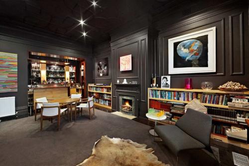 Черный цвет стен в интерьере. Черные стены, полы, потолки – секреты по отделке от известных дизайнеров 18 Черный цвет стен в интерьере. Черные стены, полы, потолки – секреты по отделке от известных дизайнеров 18