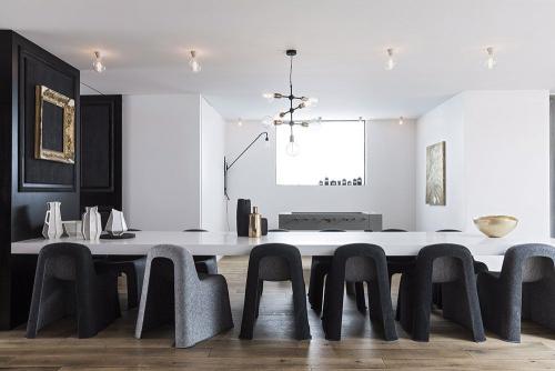 Черный цвет стен в интерьере. Черные стены, полы, потолки – секреты по отделке от известных дизайнеров 25 Черный цвет стен в интерьере. Черные стены, полы, потолки – секреты по отделке от известных дизайнеров 25