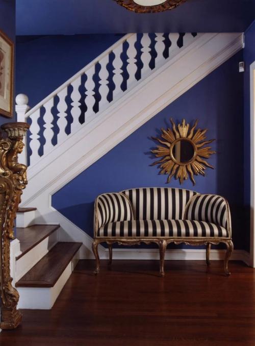 Темные стены в маленькой комнате? Почему бы и нет!