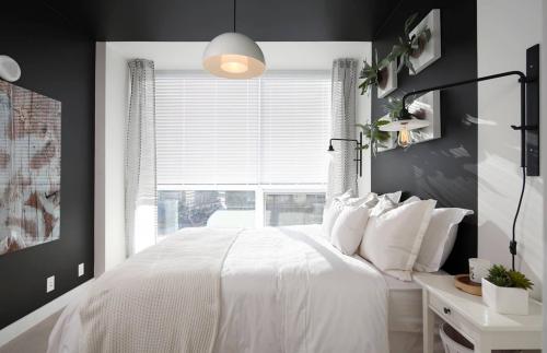 Темные стены в маленькой комнате? Почему бы и нет!