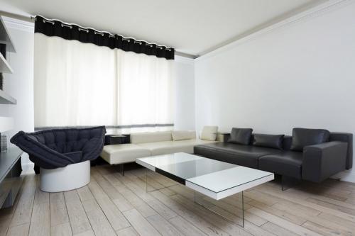 Темная стена в интерьере гостиной. Черный цвет в отделке стен для современного интерьера гостиной