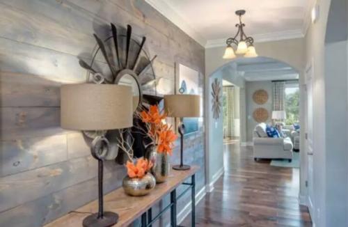 Темная акцентная стена.  Оформление с помощью различных отделочных материалов