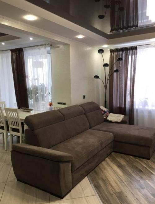 Интерьер с темной мебелью в гостиной 2022. Идеи современной гостиной 2022: планировка 19 Интерьер с темной мебелью в гостиной 2022. Идеи современной гостиной 2022: планировка 19