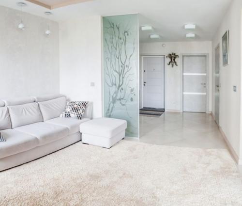 Интерьер с темной мебелью в гостиной 2022. Идеи современной гостиной 2022: планировка 22 Интерьер с темной мебелью в гостиной 2022. Идеи современной гостиной 2022: планировка 22