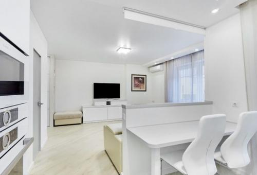 Интерьер с темной мебелью в гостиной 2022. Идеи современной гостиной 2022: планировка 26 Интерьер с темной мебелью в гостиной 2022. Идеи современной гостиной 2022: планировка 26