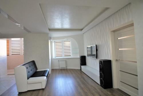 Интерьер с темной мебелью в гостиной 2022. Идеи современной гостиной 2022: планировка 25 Интерьер с темной мебелью в гостиной 2022. Идеи современной гостиной 2022: планировка 25