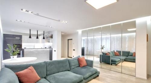 Интерьер с темной мебелью в гостиной 2022. Идеи современной гостиной 2022: планировка 18 Интерьер с темной мебелью в гостиной 2022. Идеи современной гостиной 2022: планировка 18