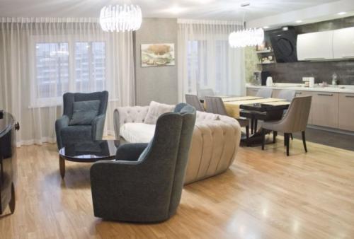 Интерьер с темной мебелью в гостиной 2022. Идеи современной гостиной 2022: планировка 17 Интерьер с темной мебелью в гостиной 2022. Идеи современной гостиной 2022: планировка 17