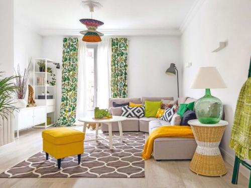 Темно зеленые стены в интерьере. Зеленый в интерьере гостиной 12