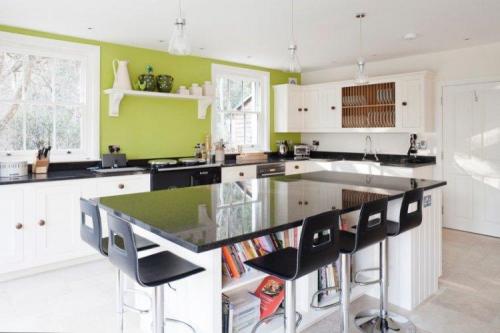 Зеленый цвет в интерьере сочетание. Сочетание с другими цветами