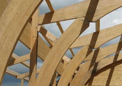 Какие преимущества клееных балок перед традиционными деревянными балками. Клееные балки
