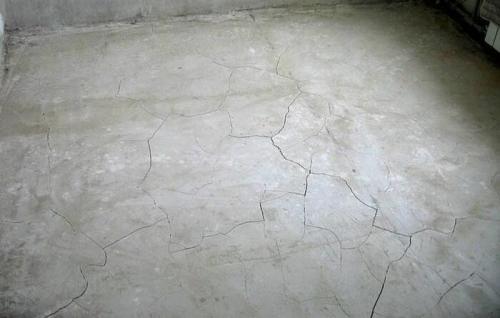 Как закрепить стяжку на полу. Ремонт и укрепление растрескавшейся стяжки недорогим проверенным средством
