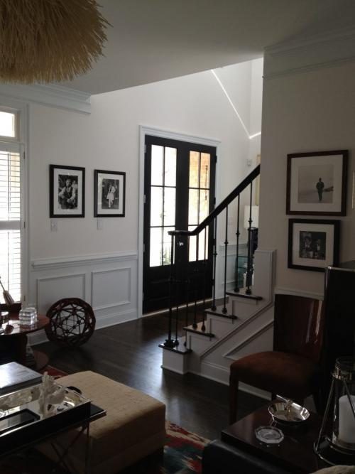 Белые стены темные двери. Дизайнерские приемы подбора дверей