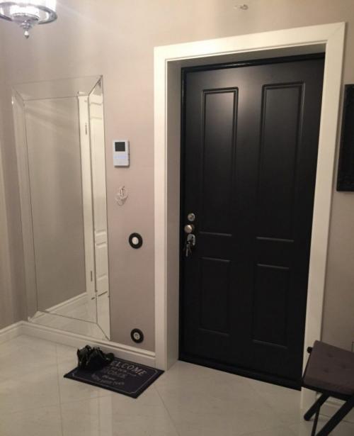 Белые стены темные двери. Дизайнерские приемы подбора дверей