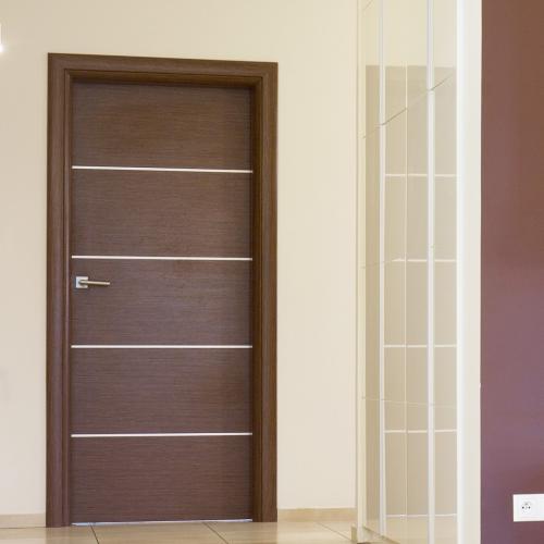 Белые стены темные двери. Дизайнерские приемы подбора дверей