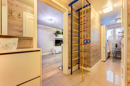 Дизайн однушки с двумя детьми.  Как распределить пространство однокомнатной квартиры семье с двумя детьми 05