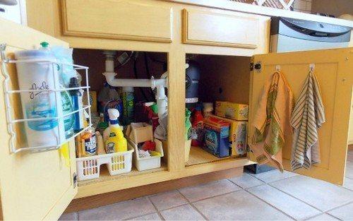 Как организовать хранения средств для уборки в маленькой квартире. Где можно оборудовать место для хранения средств для уборки жилища