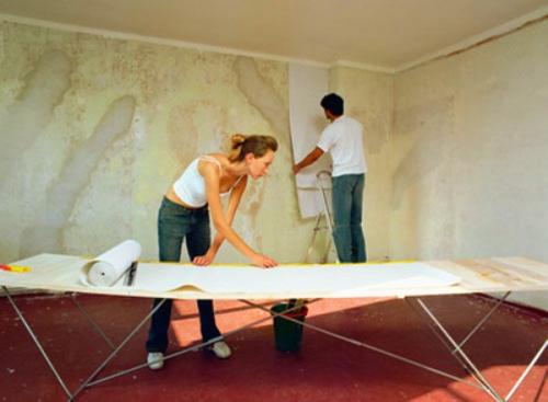 Какие инструменты и материалы необходимы для наклеивания обоев на винил. Технология поклейки