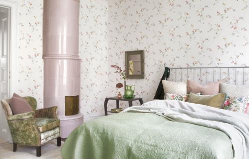 Как увеличить комнату при покраске. С помощью обоев