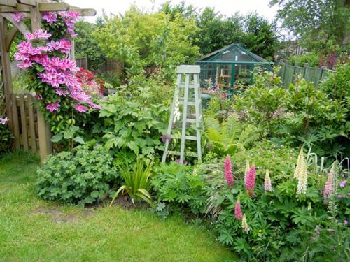 Как спрятать огород на участке?