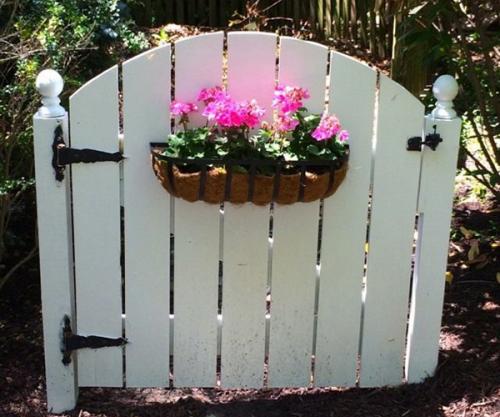 Как спрятать огород на участке?