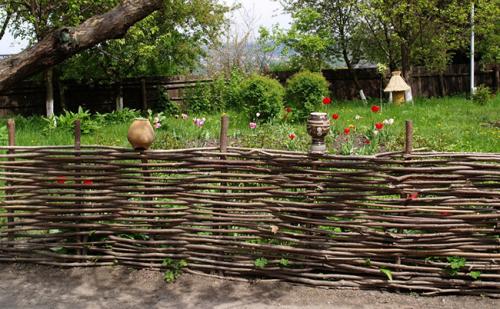 Как спрятать огород на участке?