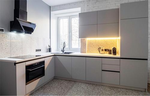 Угловая кухня 2 на 1.5: современный дизайн для компактной кухни 06