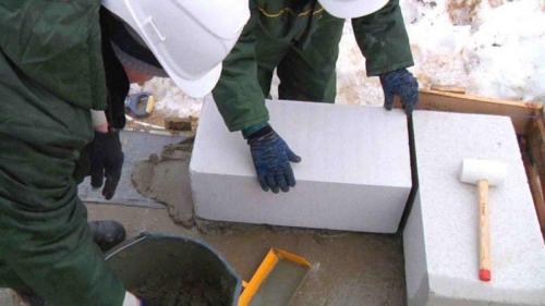 Какие способы укладки пеноблока наиболее эффективны. Как правильно укладывать пеноблок: 7 советов от строителей